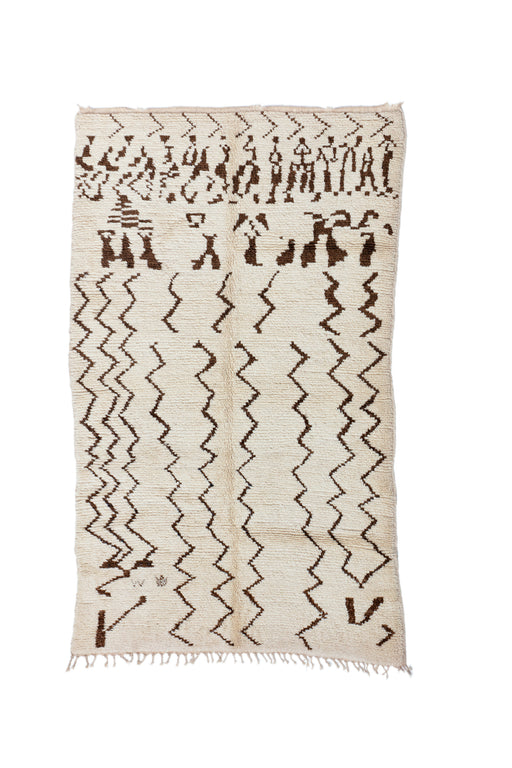Ayyur Benni Ourain rug was hand loomed by the nomadic Amazigh women from the Atlas Mountains of Morocco using thousand of years old weaving techniques. One only. 100% wool.