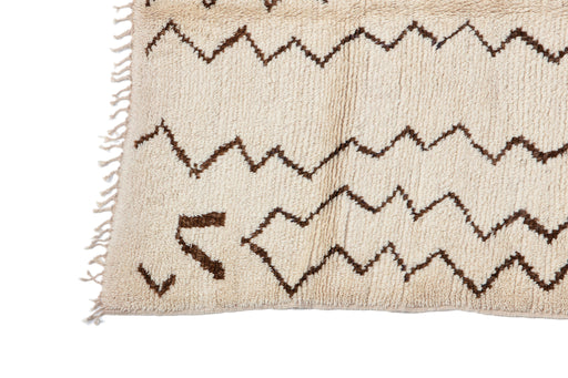 Ayyur Benni Ourain rug was hand loomed by the nomadic Amazigh women from the Atlas Mountains of Morocco using thousand of years old weaving techniques. One only. 100% wool.